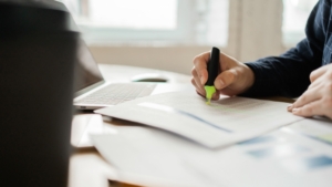 What does a fractional CFO do: advisor reviewing cash flow and KPI reports with a Southern Ontario business team 